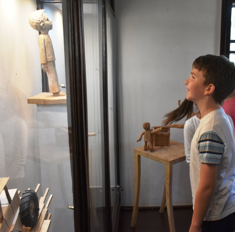Четвртаци из Гроцке у посети изложби скулптура "Листа жеља"